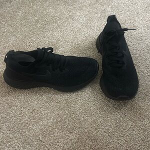 NIKE women’s Epic Flyknit size 6 black sneakers